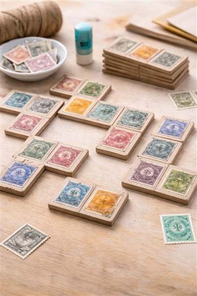 Dominospiel mit Briefmarken basteln – Upcycling-Idee mit alten Marken