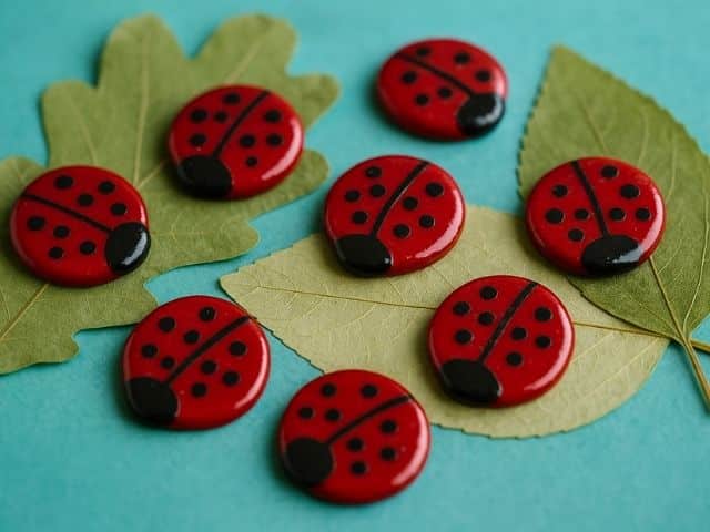 Historische Bastelidee: Marienkäfer aus Siegellack